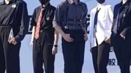 Siapakah yang bercosplay sebagai pemeran utama pria dalam Light Night di Hundred Regiments Offensive