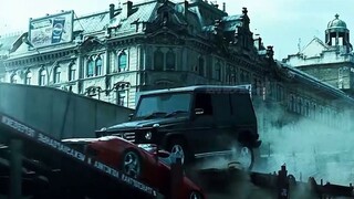 奔驰大G飞下高架，全新保时捷惨遭碾压