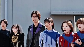 "Ini Kamen Rider yang ingin kulihat! Kaguya-sama! Ayo ambil ksatria dari masa lalu dan serang lagi!"