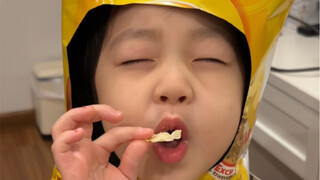 千万不要给孩子拍零食袋拍照，这也太能炫了～