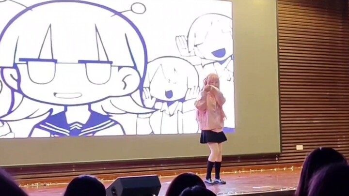 Cos Pochi-chan danced "Communication Impaired Alien" at the school's art performance
