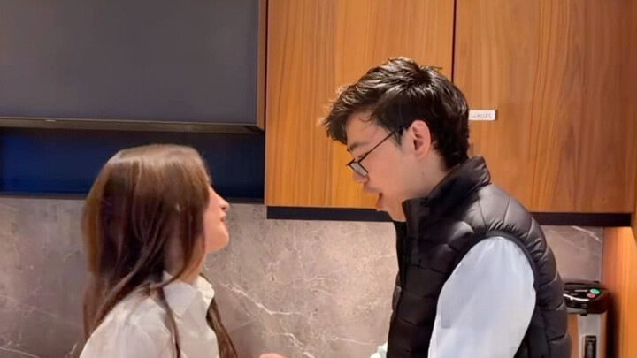 【Remyzee】POV: That difficult coworker is only nice to you