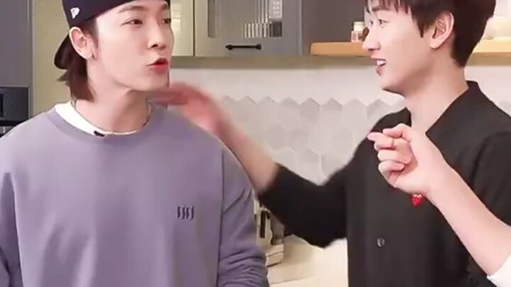 Phản ứng của Blue Man khi nghe số lượt xem “Nguyên Anh xoay vòng”