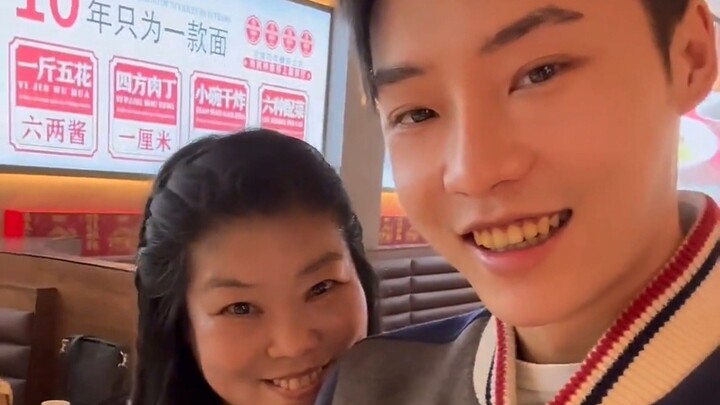 Makan enak sambil menonton Xiao Hui