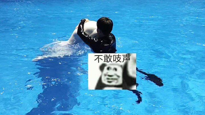 ลี่ลี่ถูก “กอดหัว” ไปแล้ว ไม่กล้าส่งเสียงเลย!