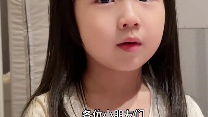 هذا المراقبة جعلتني أتصبب عرقًا باردًا! في غضون الوقت الذي خرج فيه أبي لتنظيف أسنانه، كانت هي معلقة 