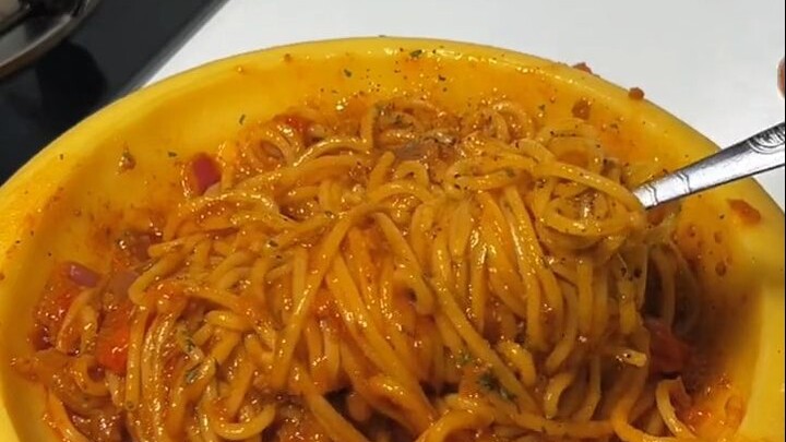 รสชาติพาสต้าชีสแบบนี้แหละ! ฉันรู้สึกมีความสุขมากที่ได้กินอาหารที่สามีทำ!