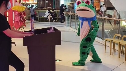 “Ếch diễn sâu”