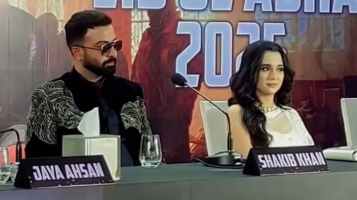 কে বলে ছেলে মানুষ শুধু মেয়ে মানুষের দিকে তাকায় থাকেন মেয়ে মানুষ ও তাকায়