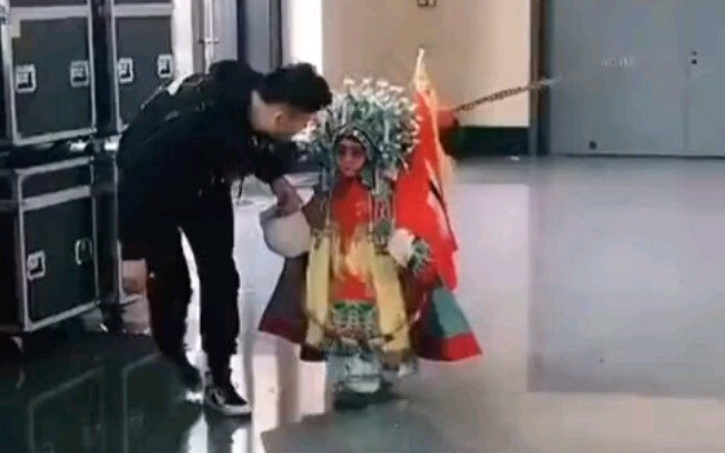 At just four years old, Mu Guiying already has all the heroic poise she should!