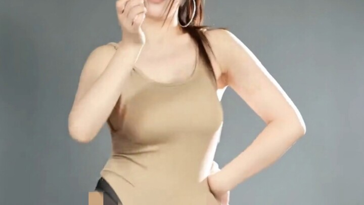 [Vertical Video] Strappy Black Stockings, High Heels, High Slit: Yunhui’s Hot Dance