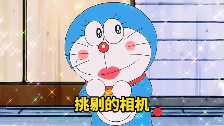 大雄用相机给自己拍照，可照片居然没有脸