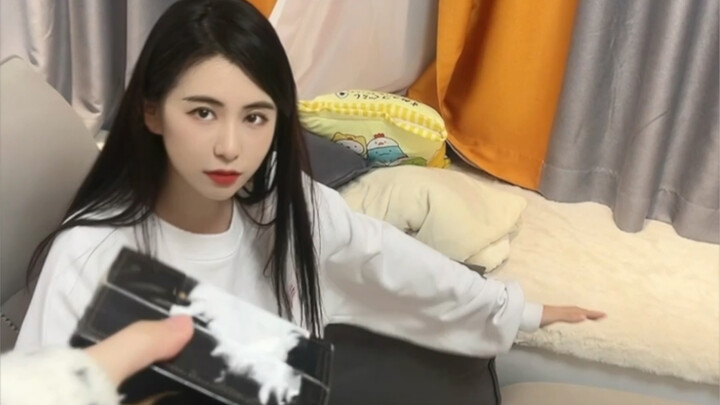 Tiba-tiba muncul paket yang belum dibuka selama dua tahun di rumah?!