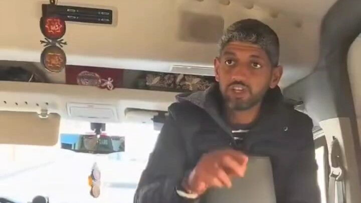 Egyptian tour guide complains, “There are no good people at the pyramids.”