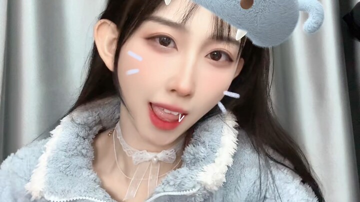 Dong dong dong~ No livestream this time, but I’m still buzzing! I’ve started a poll: Are you going h