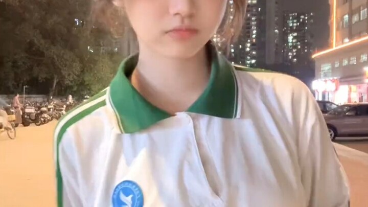 แค่ถอดชุดนักเรียนก็กลายเป็นผู้หญิงแล้ว