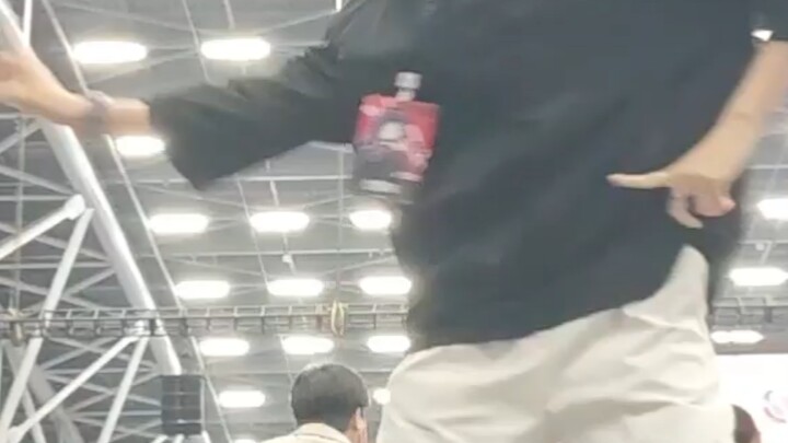 تصوير EP | البائع يرقص