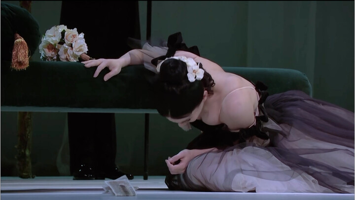 ฉากคลาสสิกและสวยงามจาก The Lady of the Camellias