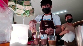 กาแฟเนสหรือกาแฟโบราณร้านนี้ก็อร่อยค่ะลูกค้าสั่งกันเยอะเข้มข้นค่ะ