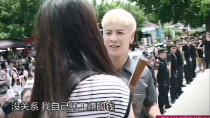Jackson Wang: Làm việc ba tháng rồi mua quà cho tôi, vậy thì tôi tặng anh một cái ôm nhé