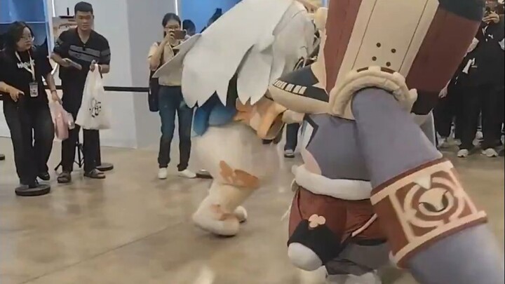 The rivalry between Honkai: Star Rail and Genshin Impact has spilled over into offline comic convent