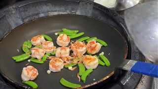 اليوم وصل إلى المطعم طاهٍ جديد متخصص في أطباق كانتون الفاخرة، وفي أول يوم عمل له قام بطهي كرات الروب