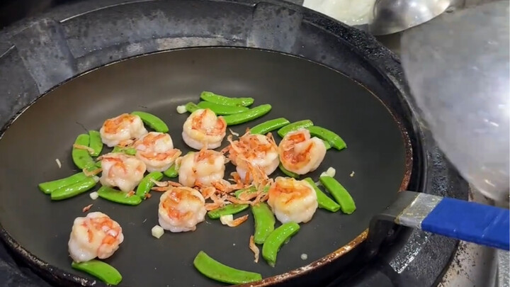 今天店里新来的高端粤菜师傅，第一天上班就炒了个碧绿炒虾球，手脚有点紧张好像没发挥好，听说工价18000，大家看看值不值这个价！