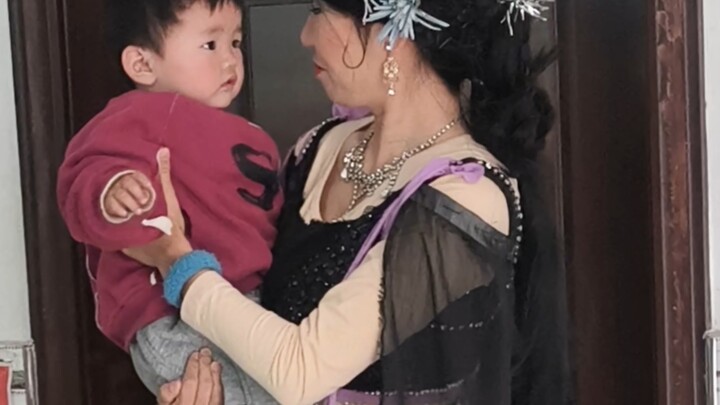 Ibu, kok ada peri di rumah kita?! Oh! Ternyata yang disebut peri itu adalah Ibu sendiri!