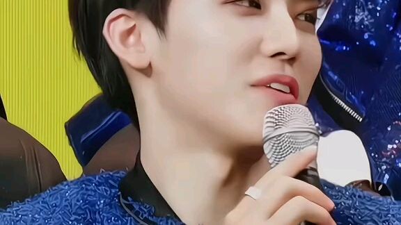 jaemin . he likes to ruin his face 😂😂he's so funny