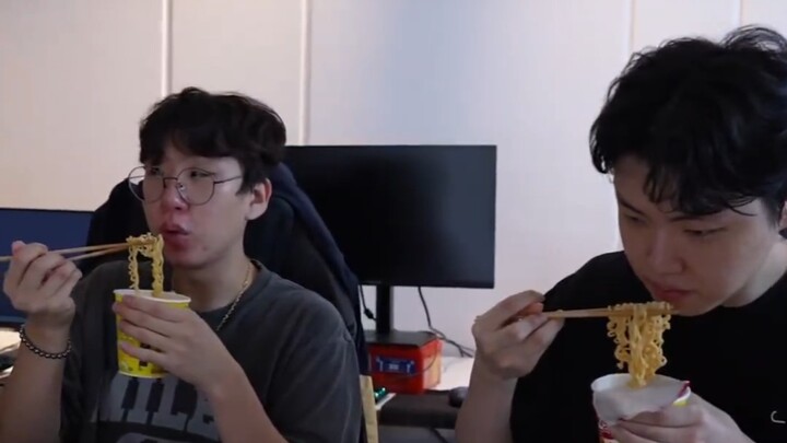 Ruler won’t take the first bite—Chovy’s not even touching his food, and the noodles are about to blo