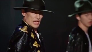 Bắt chước Jackson, khiến khán giả phải vỗ tay kinh ngạc