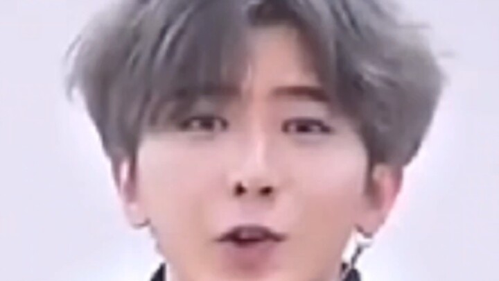 يُقال إن هذه المشهد من فيلم جيانغ ون “الشر لا يغلب الحق” مُقدَّم تكريمًا للأخ كون.