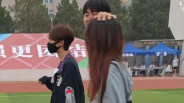 [He Junlin] Xiao He’s Signature Light Bulb Moment: While others pat girls on the head, he pats his o