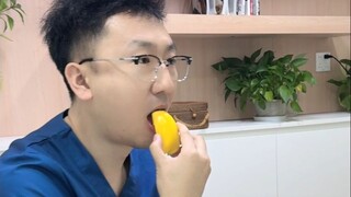 Bạn tưởng là kỳ lạ, thực ra lại là hành động vô thức bảo vệ tim!