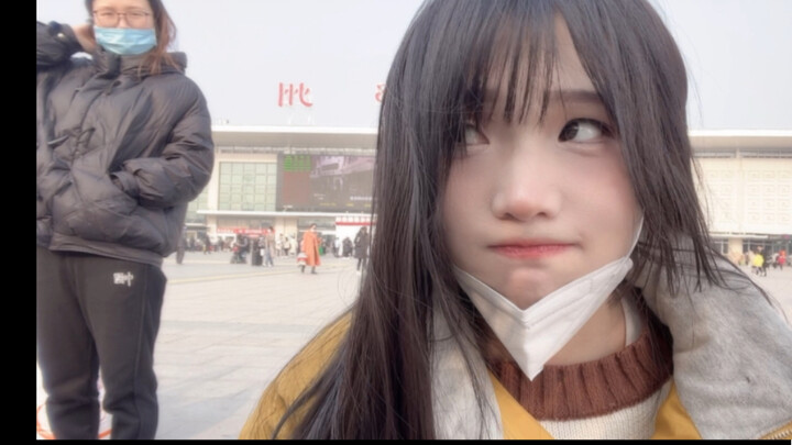 ตอนถ่ายวิดีโอ จู่ๆ ก็มีสาวสวยสุดคูลเดินเข้ามาจ้องหน้าฉัน ทำยังไงดี? งานนี้อับอายตายแน่!