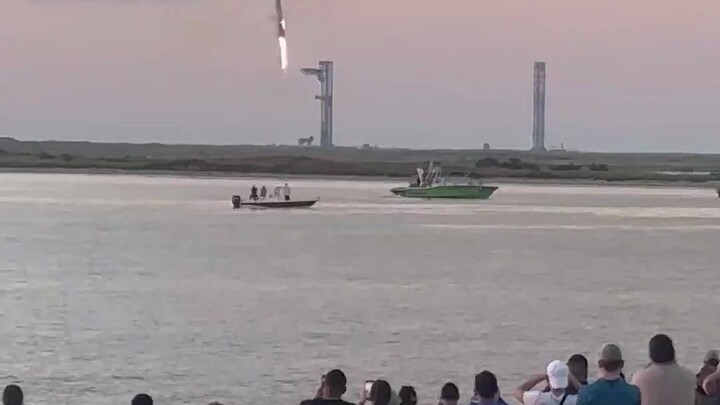 Sci-fi vibes at full throttle! SpaceX Starship first-stage recovery, seen through the eyes of onlook
