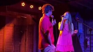 Pasangan muda berduet menyanyikan "Love Story" karya Taylor Swift, tiba-tiba alurnya jadi manis...