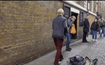 ถ่ายคลิปเบื้องหลังนักแสดงข้างถนน