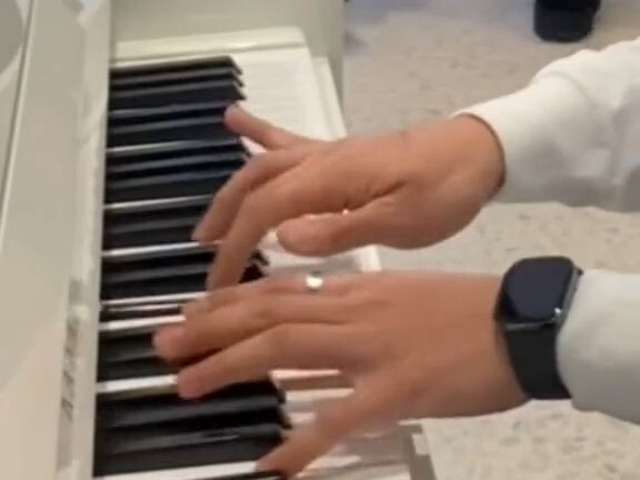 小哥教你如何用钢琴撩到妹子