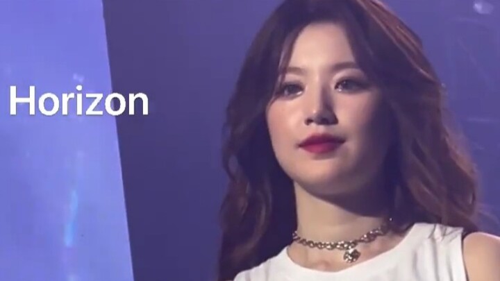 Khi Shuhua nhìn thấy ảnh chế của chính mình trong buổi concert
