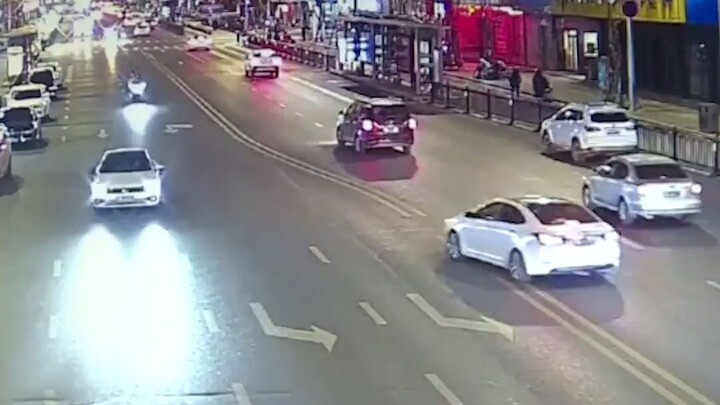 Bài học xương máu từ những vụ tai nạn: May mà đội mũ bảo hiểm! Xe máy tông vào ô tô con, chủ xe lộn 