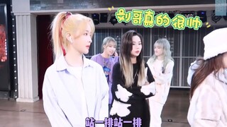 〔Lưu Thư Hiền〕Anh Lưu của tôi thật đẹp trai     Tôi thích ghi nhớ lời bài hát     Nhìn họ cùng nhau 