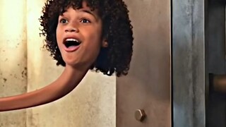 Dalam film fantasi komedi "Everyone's Little Heroes", seorang gadis menyanyikan lagu hiu dan membuat