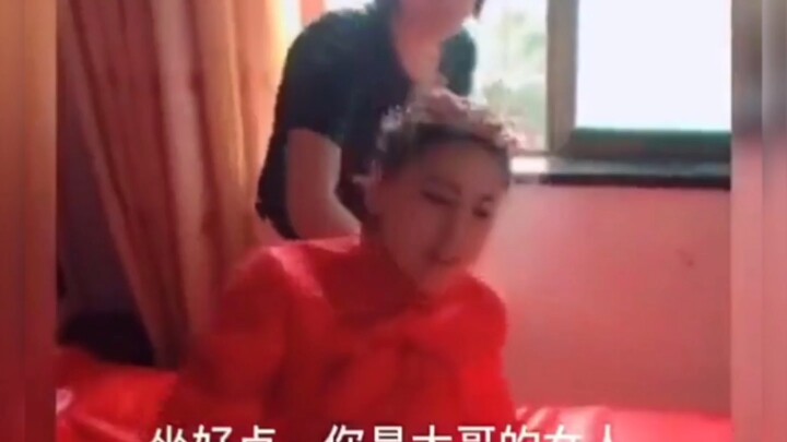 Những khoảnh khắc cười bể bụng trong đám cưới