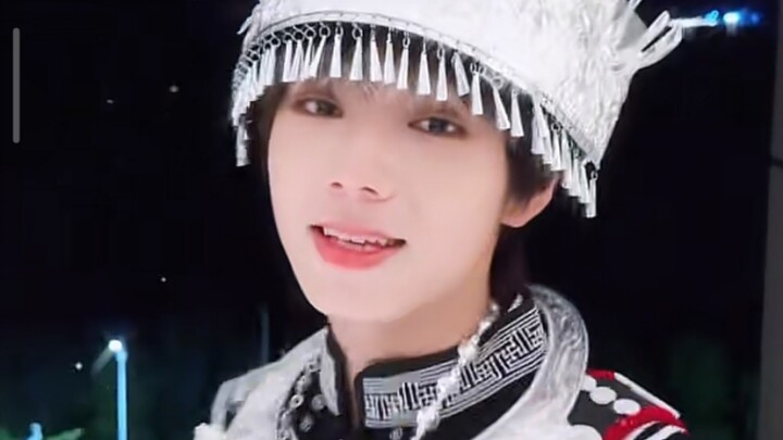 Wang Lu Jie "Nyanyian Gunung Mitu" Tari Gestur Transformasi Busana Wanita cha