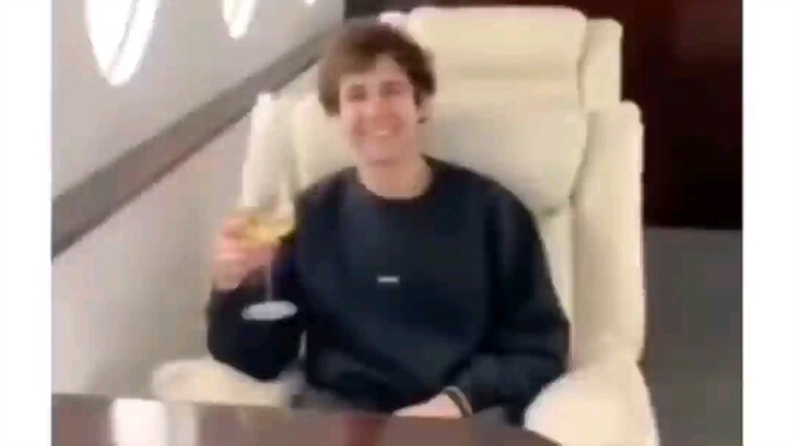 Foreign guy vividly demonstrates the glamorous lifestyle of international supermodels