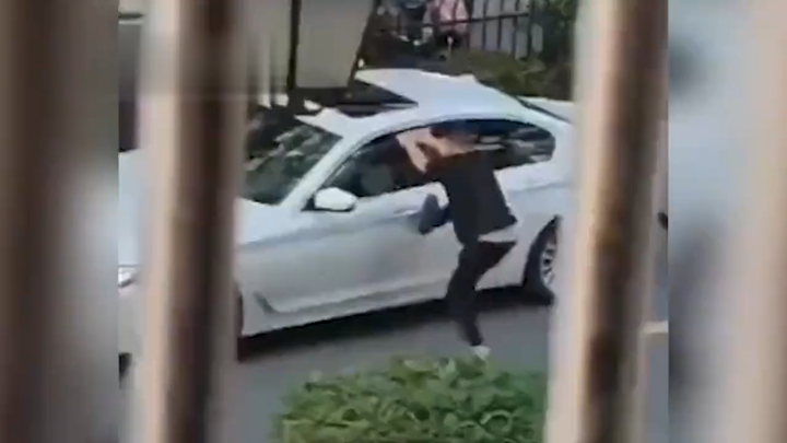 Istri muda berusia 29 tahun naik BMW, pria paruh baya di Hangzhou ditangkap setelah menghancurkan je