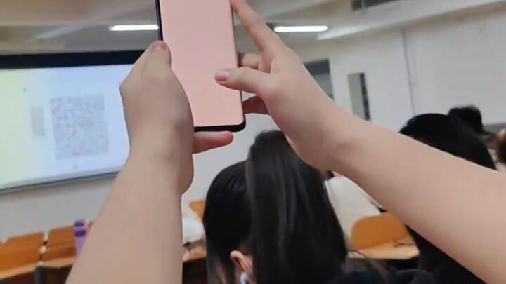 Thầy cô mà dám cười một cái, chứng chỉ giáo viên sẽ tan ra như kem ngay lập tức~