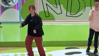 [Nhảy theo điệu "Like Crazy"] Bài hát solo của Park Jimin không thể thiếu một ai đó nhảy! !
