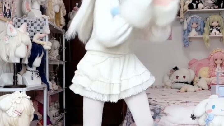 Bé yêu biểu diễn múa